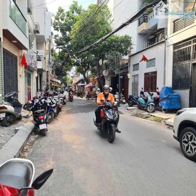 BÁN NHÀ 4 TẦNG HẺM HOÀNG HOA THÁM PHƯỜNG 13 TÂN BÌNH...GIÁ 11.6 TỶ -