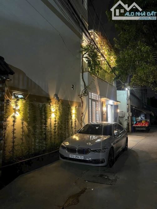 Bán nhà dt 84m2 đúc 3 tầng hẻm 5m xe hơi phường Tân Thới Hiệp gần công an quận 12 giá 6tyx