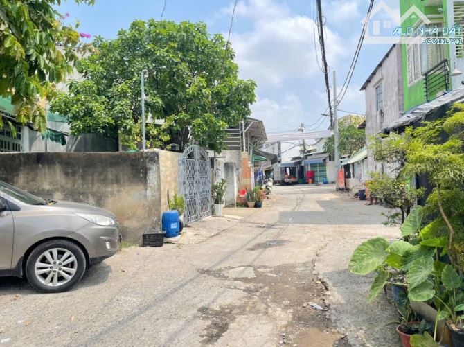 Nhà Cấp 4 có sân đậu ô tô sạch thoáng mát
