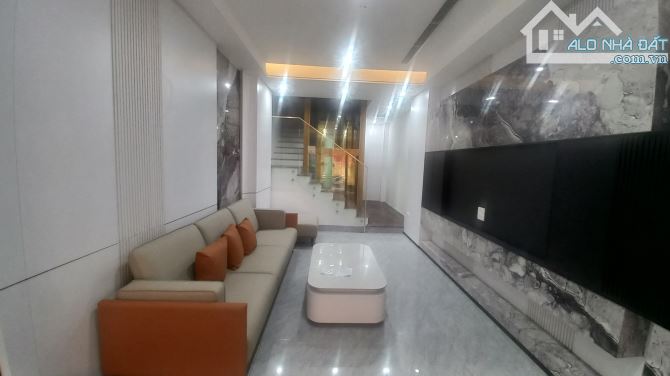 Xuân Đỉnh sát Ngoại Giao Đoàn, ô tô, 7 tầng thang máy, 14.8 tỷ.