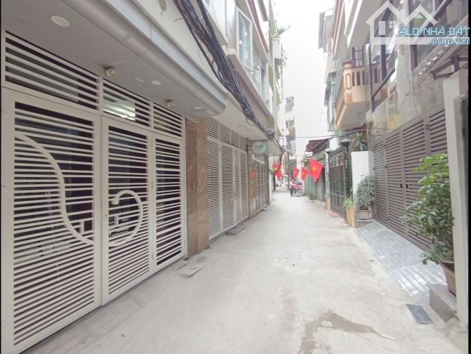 Bán căn nhà 70 m2, Gara ô tô tầng 1 ngay gần Thái Hà - Đống Đa