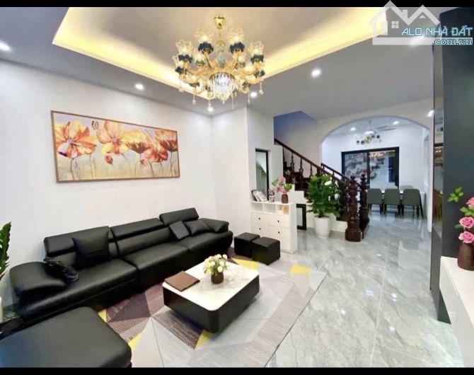 Bán nhà Việt Hưng - 40m2 - chỉ 4.45 tỷ- lô góc 2 mặt thoáng- dân xây - gần ô tô- cơ hội v
