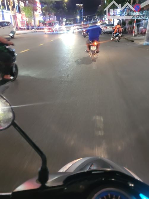 BÁN ĐẤT TẶNG NHÀ - KHU VỰC NGUYỄN VĂN THOẠI - BIỂN MỸ KHÊ XÂY CĂN HỘ.  2 mặt kiệt 6m, OTO