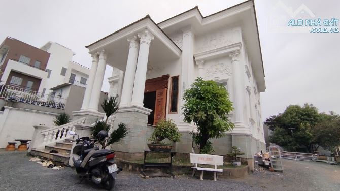 BÁN BIỆT THỰ ĐẸP THẠNH XUÂN GIẢM TỪ 30 TỶ CON 23 TỶ VỚI 600M2 QUÁ RẺ CÔ CHÚ ƠI!