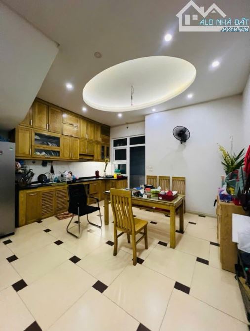 Phố Quỳnh Mai 75m 4 tầng, gần ô tô, 2 khe thoáng.