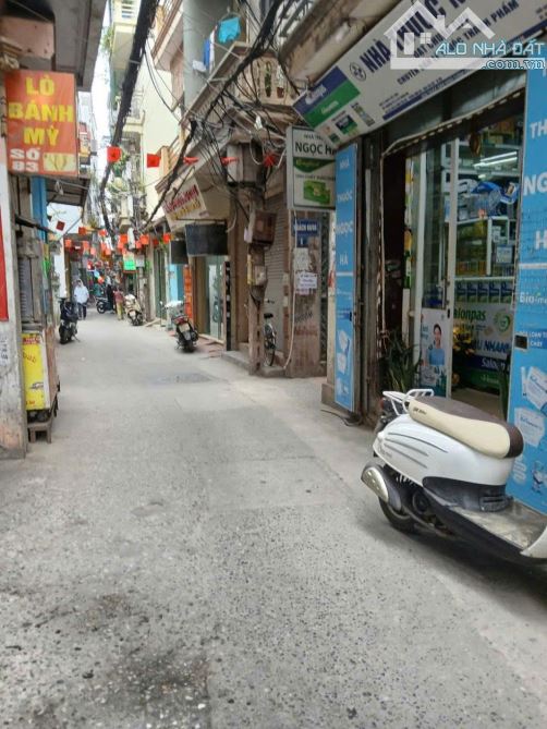 Căn nhà lô góc mặt ngõ Cầu Giấy - xây tòa nhà đẹp - mặt tiền rộng