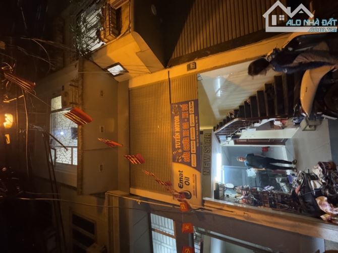 Mặt phố Thịnh Quang kinh doanh sầm uất giá mặt ngõ gara oto trung tâm Đống Đa