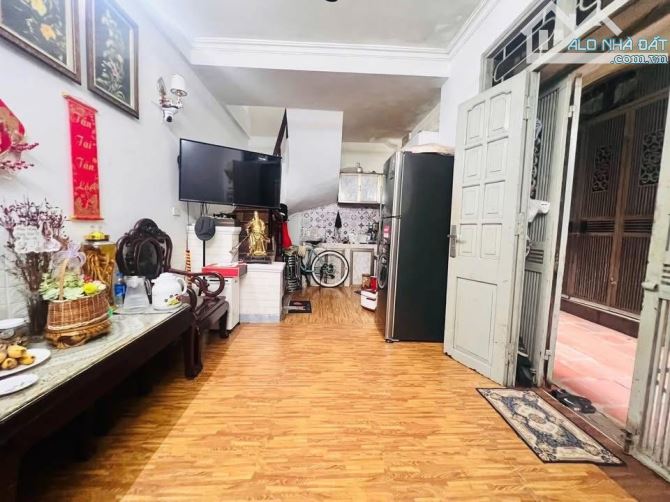 Bán nhà Cầu Giấy, 33m2, 4T, 6.4 tỷ. Nhà đẹp ở ngay dân xây