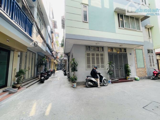 Phân lô đường Láng oto đỗ cửa khu dân trí cao toàn tướng tá 2 thoáng trước sau