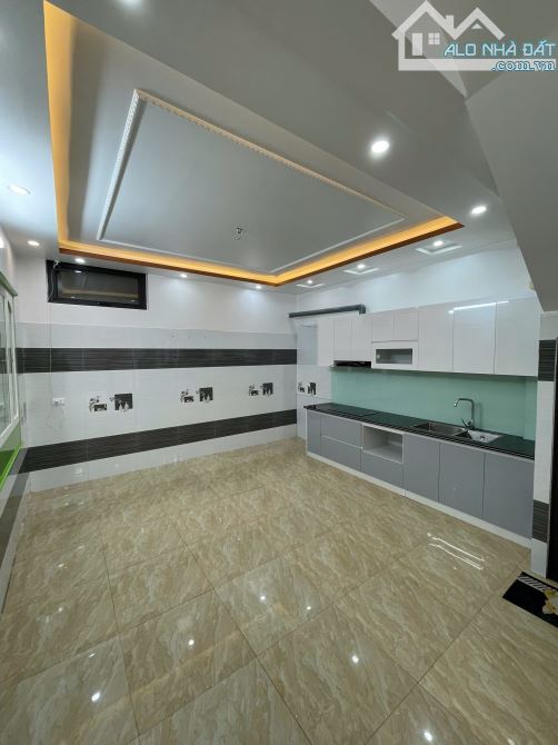 BÁN NHÀ Phố Chợ con vô vàn tiện ích, 55m2 xây 4 tầng kiên cố, ngõ nông - 1