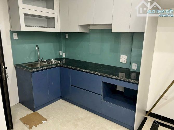 5,2 tỷ có  nhà 5 tầng Thạch Bàn LB,.dt 30,2m- mt 3m71- hậu 3m72, có sân để xe, đầu ngõ là - 1