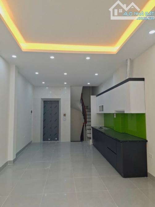 SIÊU PHẨM NGỌC THUỴ - NHÀ MỚI Ở NGAY - GARA Ô TÔ - THANG MÁY- BA BƯỚC RA PHỐ! - 1