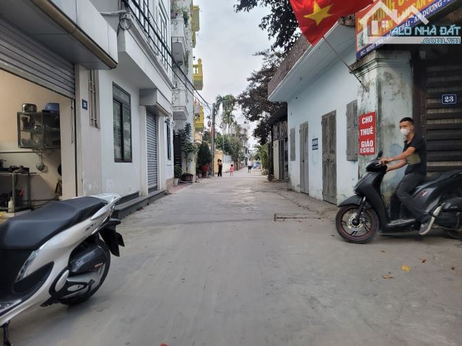 Chỉ hơn 2 tỷ sở hữu lô đất to, ngõ đi thông cho ô tô 16 chỗ gần chợ Minh Kha - 1