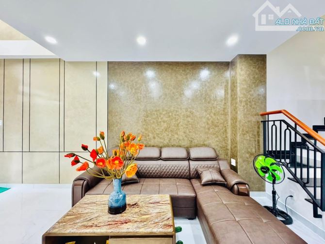 Chốt ngay căn nhà đẹp 50.4m2 ngay Bến Vân Đồn, Quận 4. Giá: 3 Tỷ 120. SHR, hẻm ô tô thông - 1
