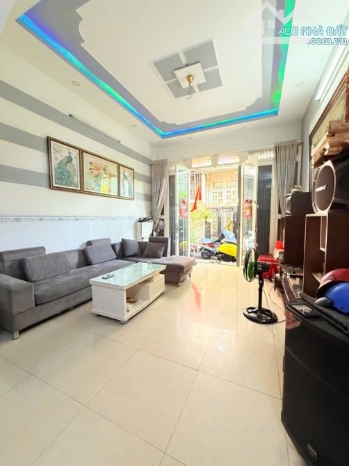 (Q8)NHÀ BÁN GIÁP TRUNG TÂM -GẦN TRƯỜNG HỌC ,CHỢ- NHĨNH 5 TỶ - 1