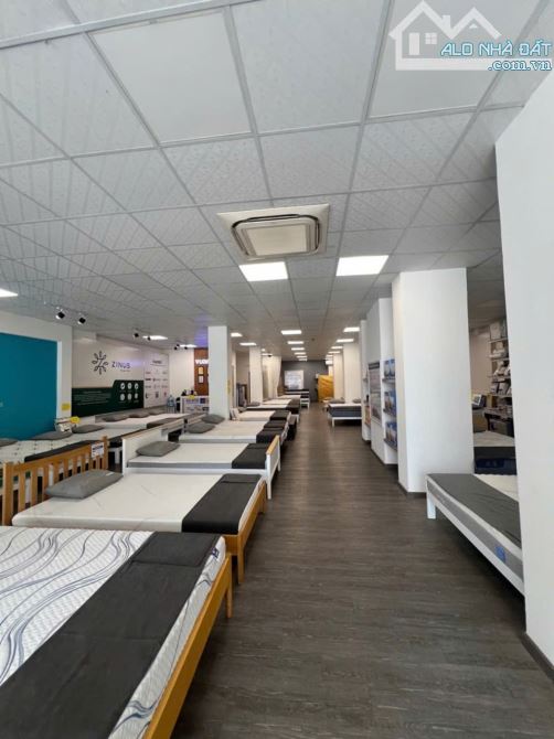 Bán nhà mặt tiền ngang 12m x 25m Cách Mạng Tháng Tám, chưa tới 90 tỷ - 1