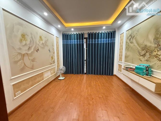 Cần BÁN GẤP nhà Thạch Bàn 5 tầng Đẹp Ô TÔ đỗ cổng chỉ 4Tỷ9. - 1