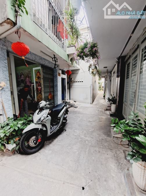 Tp43: 💥 KẾ CHỢ TÂN HƯƠNG - CHỈ VÀI BƯỚC RA MẶT TIỀN Nhà Đúc 2 Tầng Đẹp – Vào Ở Ngay – Giá - 1