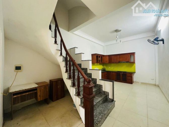 Bán nhà phố Trần Quốc Hoàn, Phân Lô, Ô Tô, 40m2, Giá 13.9 tỷ - 1
