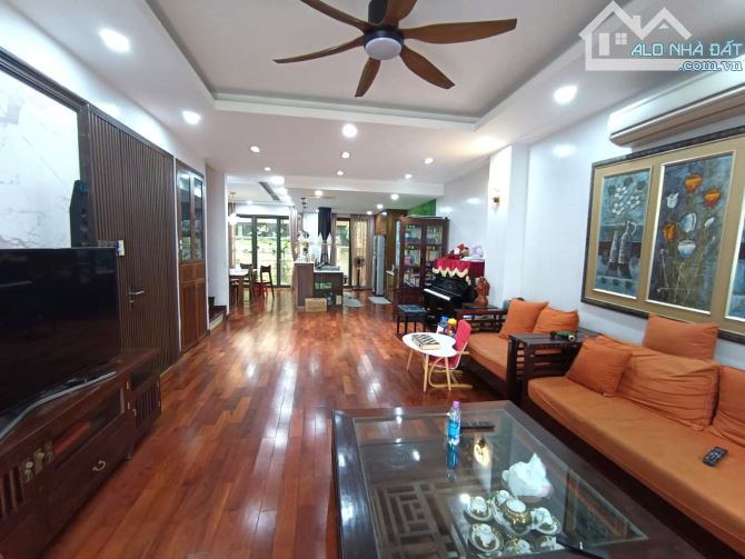 BÁN NHÀ PHỐ HÀO NAM - 215M² - MT 10M - GARA Ô TÔ - DÒNG TIỀN 600TR/NĂM- GIÁ ĐẦU TƯ 38,8 TỶ - 1