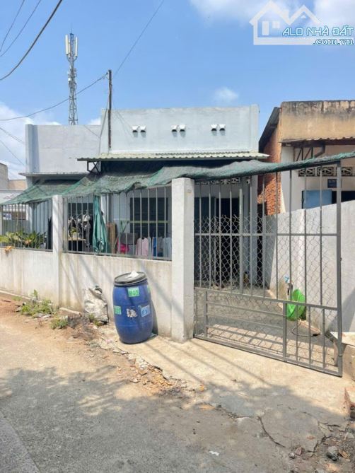 Nhà Cấp 4 có sân đậu ô tô sạch thoáng mát - 1