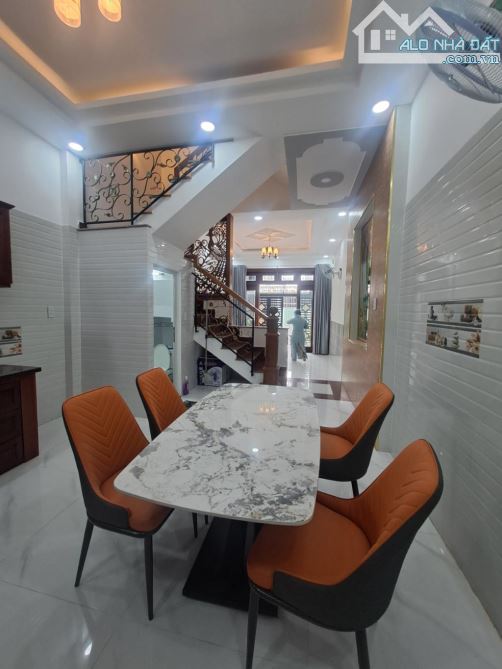 BÁN NHÀ 3 TẦNG - 4 P. NGỦ - HẺM XH - DƯƠNG THỊ GIANG - TTN , Q12 - GIÁ 6,7TỶ - 1