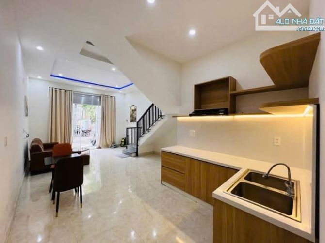 BÁN NHÀ 2 TẦNG, 3 PHÒNG NGỦ - FULL NỘI THẤT - SAU NHÀ MẶT TIỀN ĐƯỜNG HÙNG VƯƠNG - 3.35 TỶ. - 1