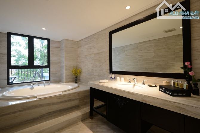 Bán khách sạn 12 tầng MP Hàng Gai 330m² - 91 phòng - 280 tỷ - 12