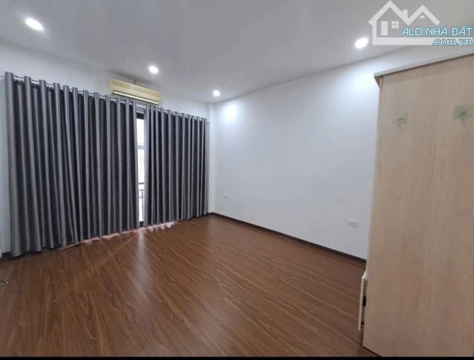 5,2 tỷ có  nhà 5 tầng Thạch Bàn LB,.dt 30,2m- mt 3m71- hậu 3m72, có sân để xe, đầu ngõ là - 2