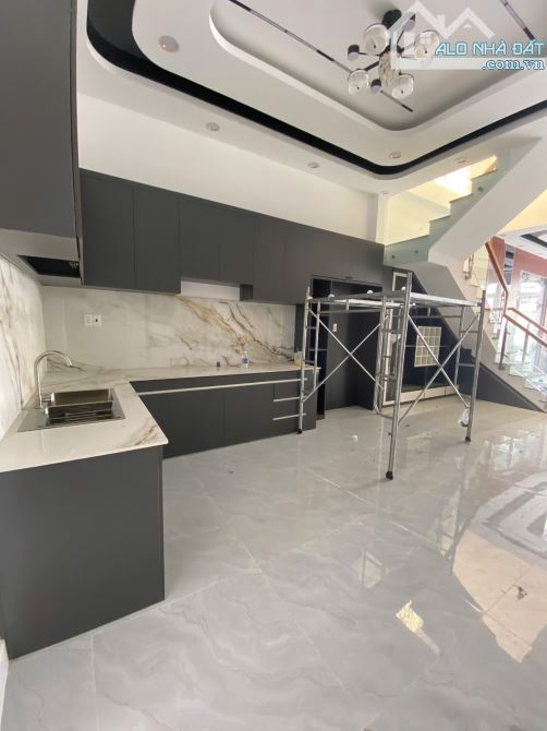 BÁN CĂN SÂN VƯỜN TRƯỚC SAU 4mx66m FULL THỔ - 2
