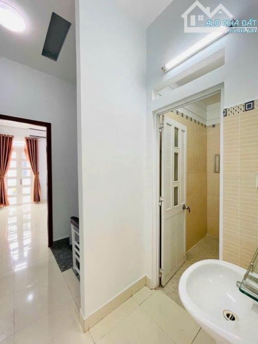 Chính chủ bán nhà ngay Võ Văn Tần,Q3. Giá 3 tỷ 150tr/65m2. Sổ riêng, HĐ thuê 18tr/ tháng - 2