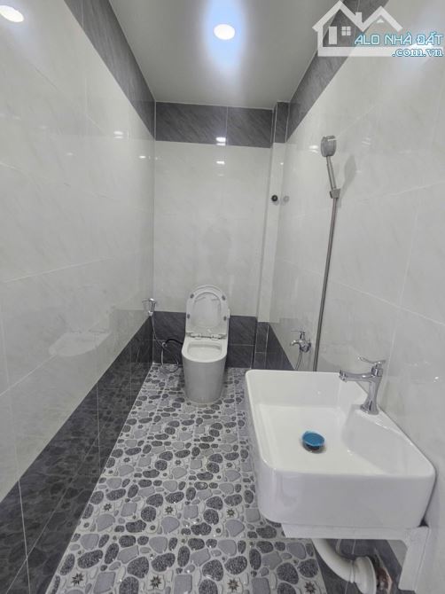 TÂN PHÚ TÂN HƯƠNG-ĐS18 2 TẦNG -4X8- HẺM XE HƠI - AN NINH - NHÀ MỚI ĐẸP Ở NGAY-3 TỶ 980 - 2