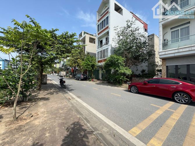 Đất đẹp đường to View thoáng khu TDC Giang Biên DT 56m2 . Giá 13 tỷ - 2