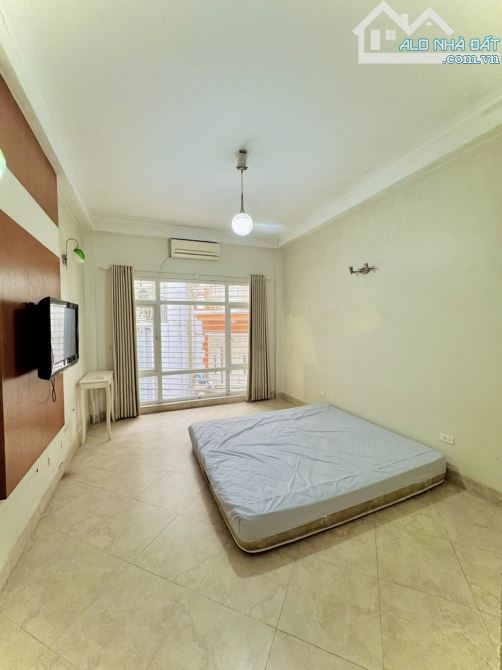 Bán nhà 5 tầng ngõ rộng phố Nguyễn Thái Học, gần Văn Miếu Quốc Tử Giám - 2