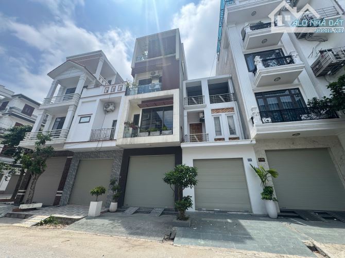 Bán đất tặng nhà 2 tầng ở Văn Cao sát đường 30m Tô Vũ bên ngoài  Vị trí cực đẹp, đường thô - 2