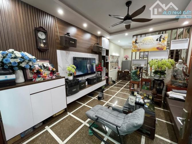 BÁN NHÀ PHỐ ĐỨC GIANG, LONG BIÊN 7.3 TỶ 78M, 3TẦNG, 4PN, FULL NT, Ô TÔ GẦN. MT 5M - 2