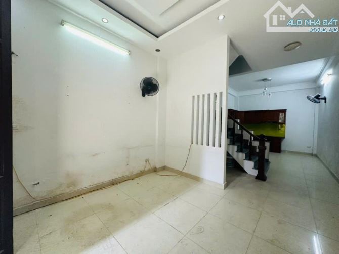 Bán nhà phố Trần Quốc Hoàn, Phân Lô, Ô Tô, 40m2, Giá 13.9 tỷ - 2