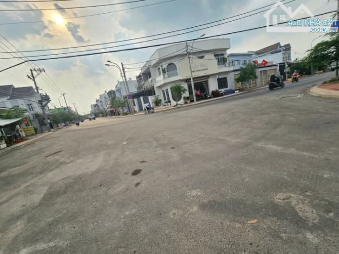 NHÀ MỘT ĐỜI CHỦ GẤP BÁN LO VIỆC - SÁT BÊN THỊ TRẤN HÓC MÔN - 44M2 - 2 TẦNG - SÁT BÊN ĐƯỜNG - 2