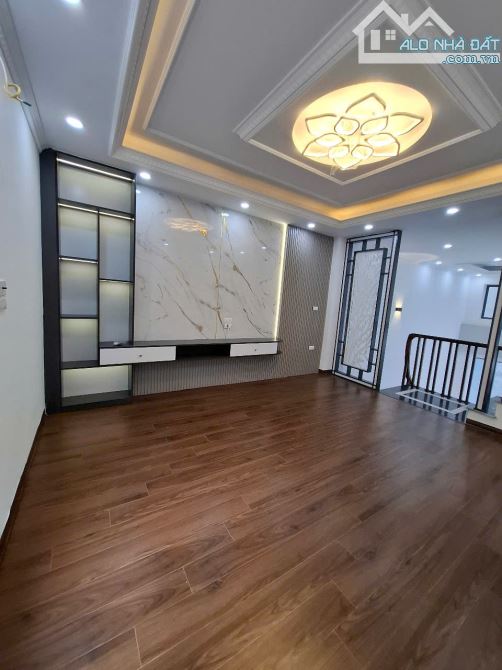 Nhà  Quỳnh Đô 54m 5 t mới tặng nội thất 20m ra đường ô tô tránh nhà đẹp long lanh 6.85 tỷ - 2