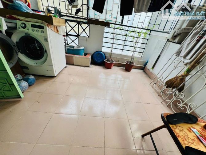 NHÀ RIÊNG DỊCH VỌNG HẬU - 40M² - GẦN PHỐ - MẶT TIỀN RỘNG - 3 TẦNG - 4 NGỦ - GIÁ 8.8 TỶ - 2