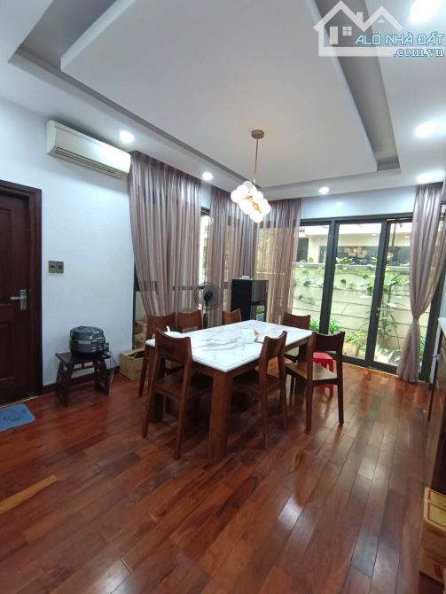 BÁN NHÀ PHỐ HÀO NAM - 215M² - MT 10M - GARA Ô TÔ - DÒNG TIỀN 600TR/NĂM- GIÁ ĐẦU TƯ 38,8 TỶ - 2