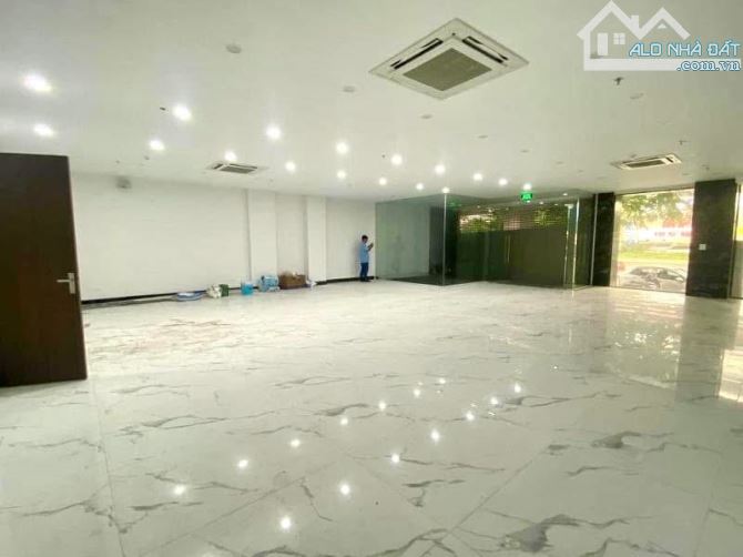 BÁN TOÀ VĂN PHÒNG MẶT PHỐ PHẠM VĂN ĐỒNG 200m2 - 8T THANG MÁY -MT 11m - 125 TỶ - KINH DOANH - 2
