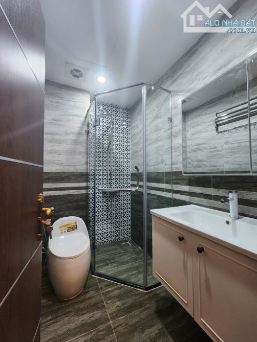 HIẾM - PHÂN LÔ -ÔTÔ - GẦN HỒ - THANG MÁY - NHÀ ĐẸP. Võ Thị Sáu Diện tích 42m2 x7 tầng ,chỉ - 3