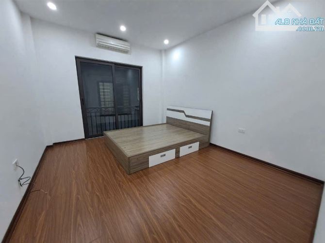 5,2 tỷ có  nhà 5 tầng Thạch Bàn LB,.dt 30,2m- mt 3m71- hậu 3m72, có sân để xe, đầu ngõ là - 3