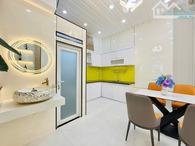 Hàng Hót Sau Lễ- Cần Bán Nhà Đường Đoàn Văn Bơ, p8, quận 4 giá 2 tỷ 8 / 42m2, hẻm thông 5m - 3
