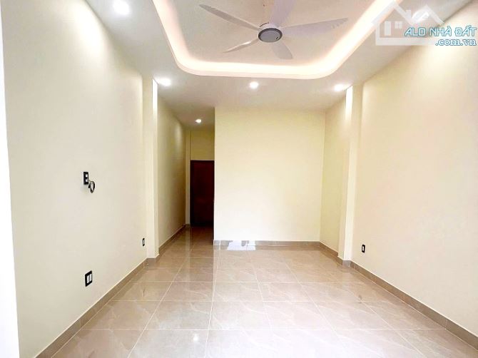 Bán nhà xịn thang máy 2 lầu 1 sân thượng hẻm Võ Văn Kiệt, Quận 1 - 3