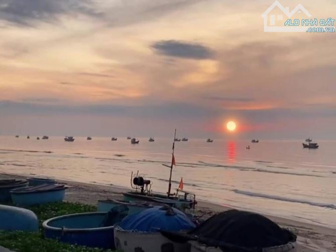 Nhà lầu đẹp sat biển Phước Hải, dt 137m2, ngang 10m mặt tiền sâu 14m, full thổ cư, giá 6t5 - 3