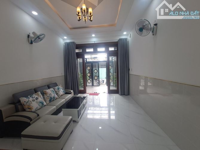 BÁN NHÀ 3 TẦNG - 4 P. NGỦ - HẺM XH - DƯƠNG THỊ GIANG - TTN , Q12 - GIÁ 6,7TỶ - 3