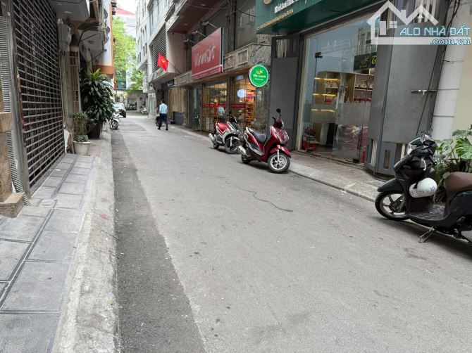 BÁN NHÀ PHỐ NGUYÊN HỒNG 40m2 - 4T - MT 5.2M  - ÔTÔ TRÁNH - VỈA HÈ - KINH DOANH CHỈ 16.2 TỶ - 3