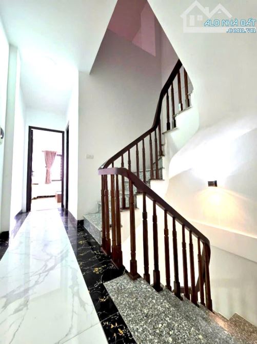 BÁN NHÀ LONG BIÊN - 40M² x 4 TẦNG - FULL NỘI THẤT - Ô TÔ ĐỖ CỬA - CHỈ 5.X TỶ - 4